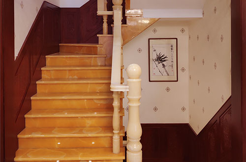 台山中式别墅室内汉白玉石楼梯的定制安装装饰效果