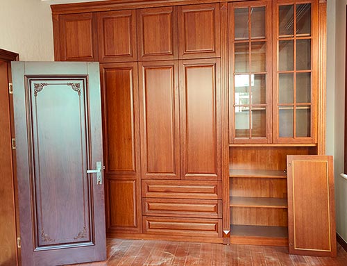 台山中式家庭装修里定制的实木衣柜效果图